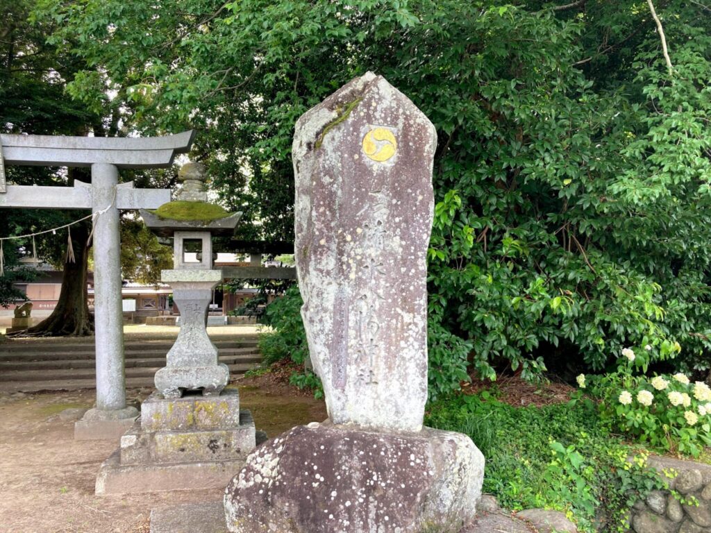 Iwashimizu Hachiman Shrine, Buzen City: Only the stone monument bears the right-facing triple-tomoe crest
