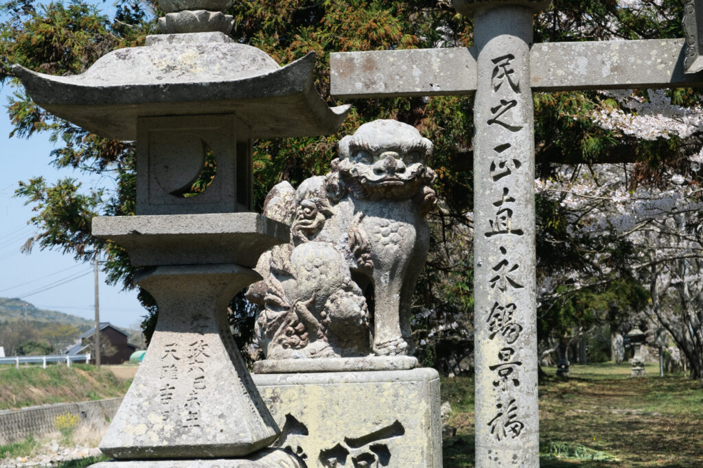 豊後高田市日枝神社　家族の狛犬