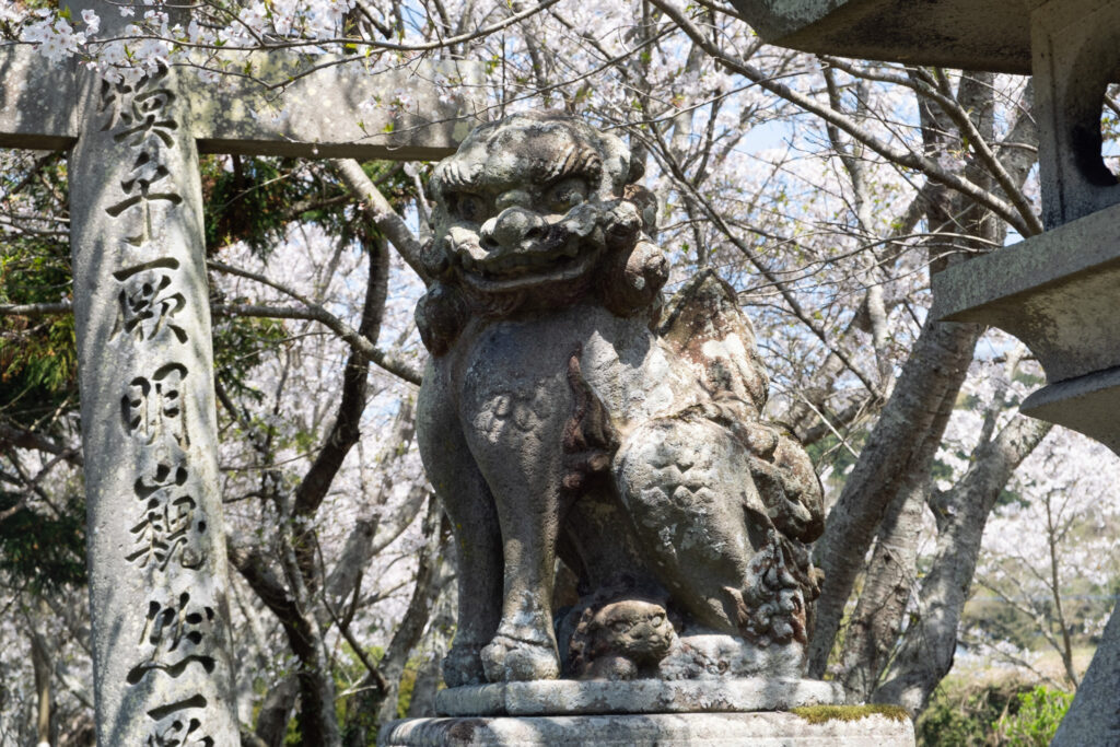 豊後高田市日枝神社　家族の狛犬