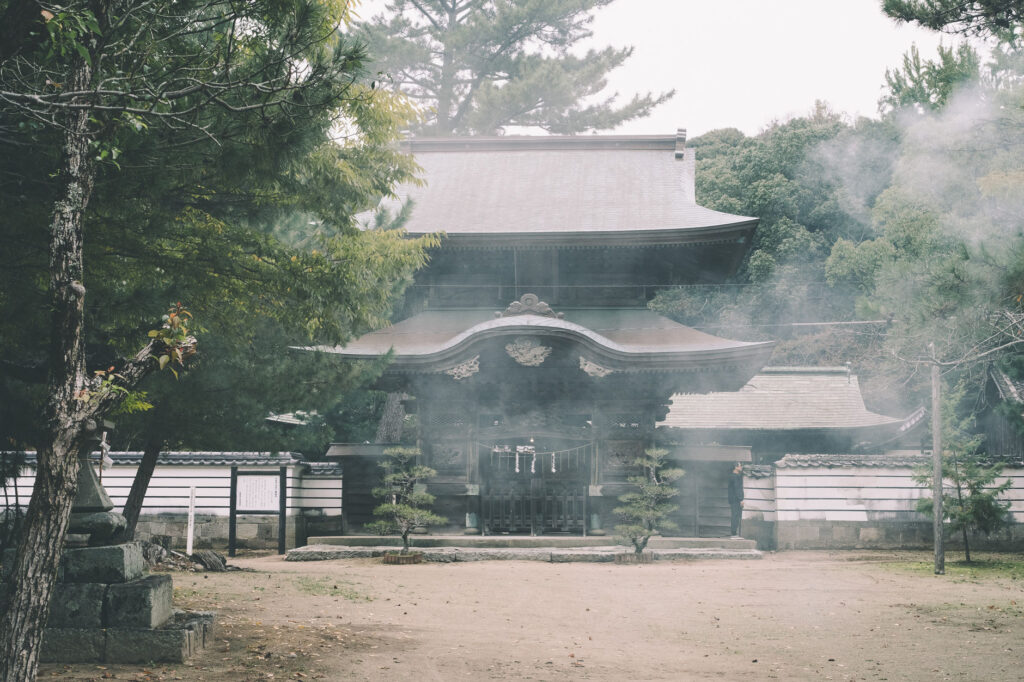 The grand Romon gate of Betsugu Hachiman-gu Shrine, Bungotakada
