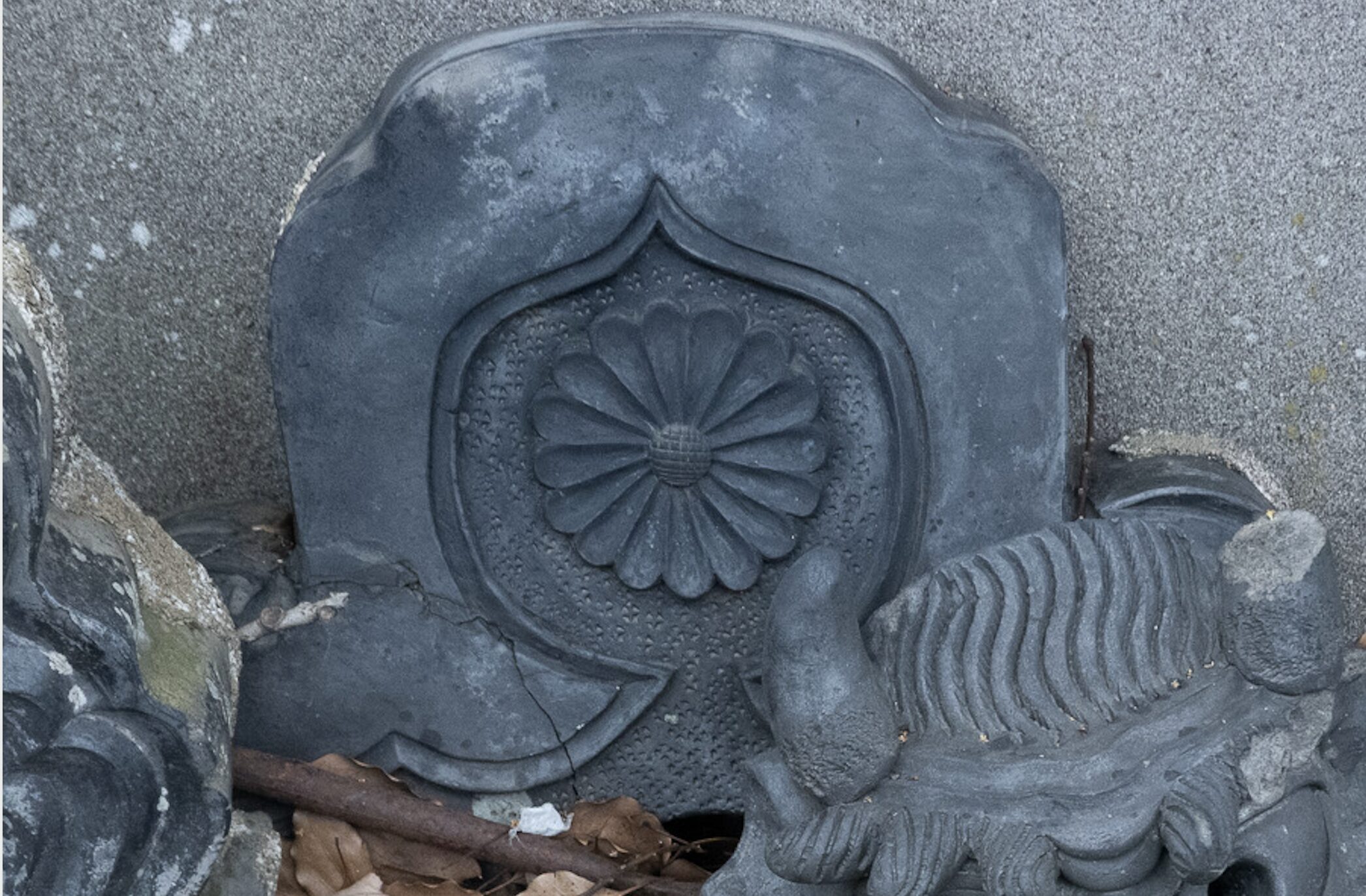 法鏡寺　貴船神社の蓮華紋（菊紋？）