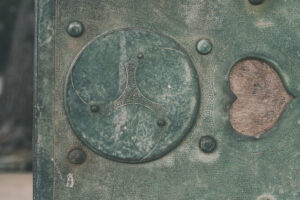A Hachiman Shrine That Once Stood in the Sea? The Right-Facing Triple Tomoe Crest Found at “Betsugu Hachiman Shrine” in Bungotakada City
