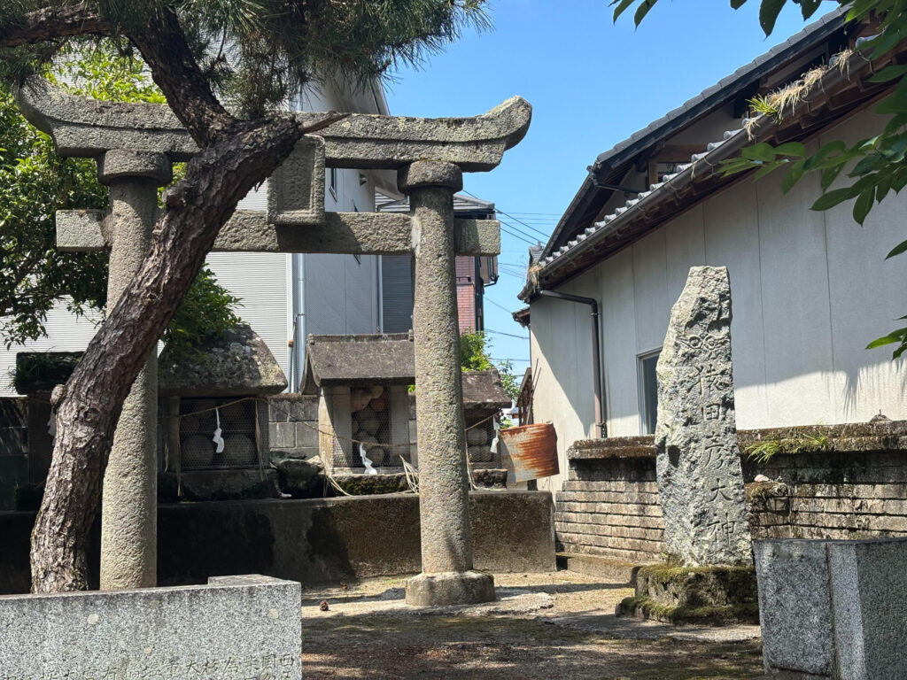 蛎瀬八坂神社の石祠