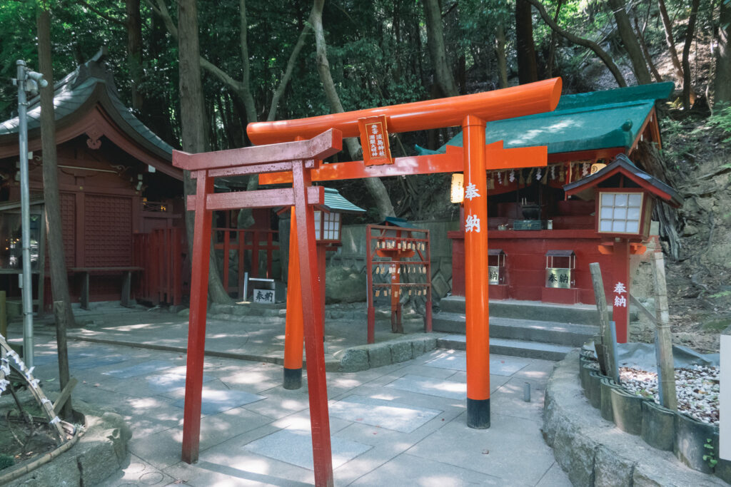 六番社・三宝荒神