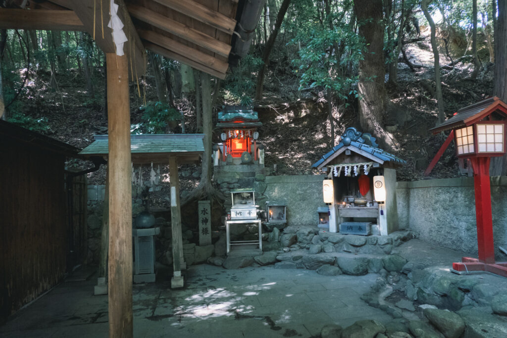 七番社・水神社