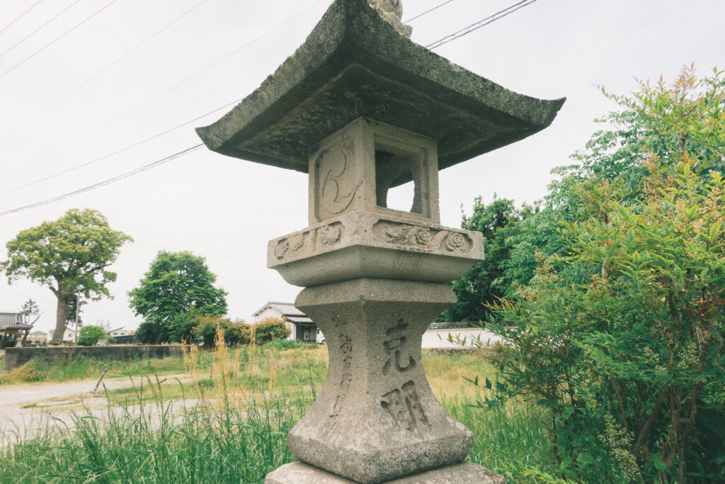法鏡寺 貴船神社 石灯籠 左三つ巴紋