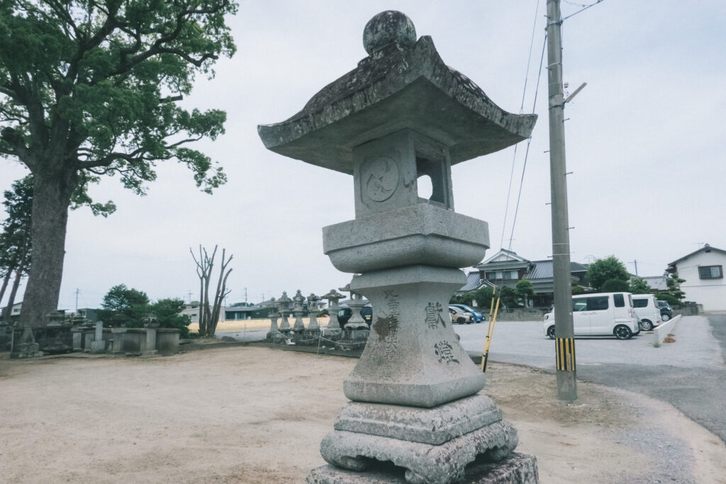 法鏡寺 貴舩神社 石灯籠 左三つ巴紋