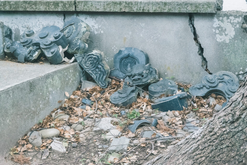 法鏡寺 貴舩神社 隅に寄せられた瓦