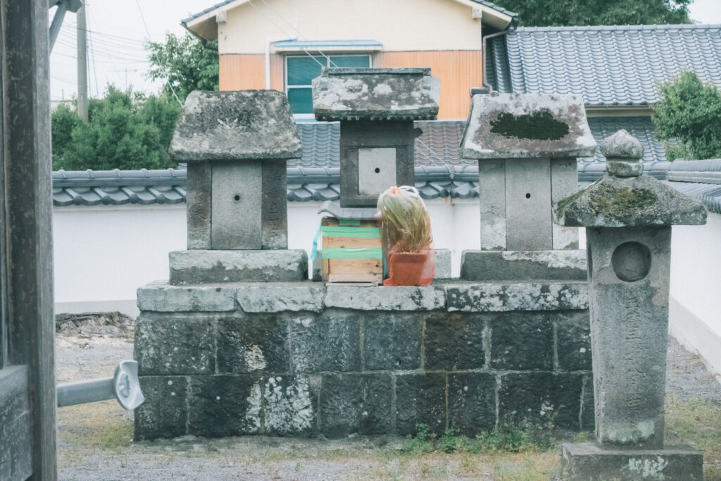 郡瀬神社 石祠(駅館川側)