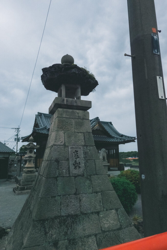 郡瀬神社 大きな石灯籠