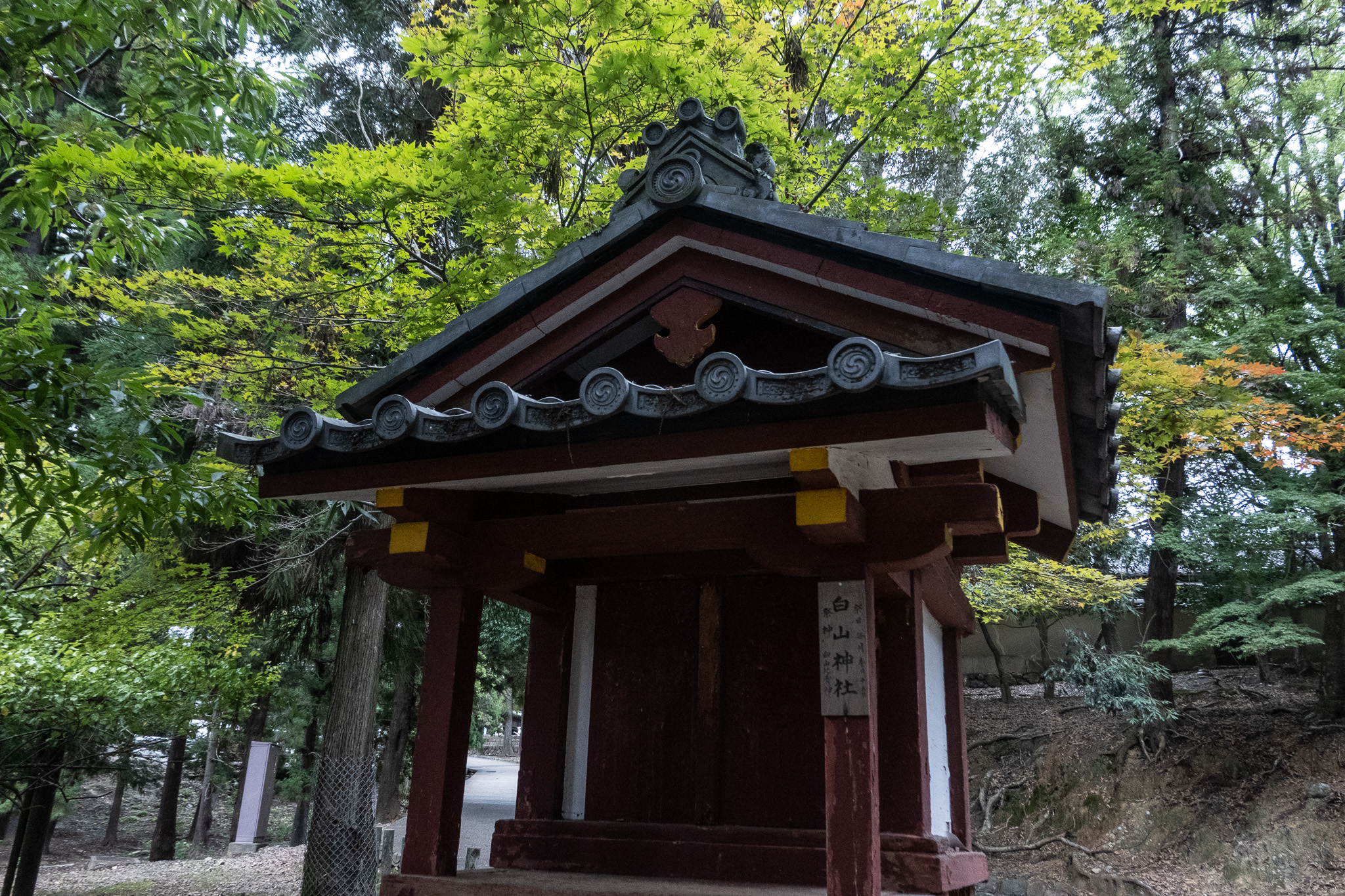 奈良・東大寺の鎮守「手向山八幡宮」の白山神社