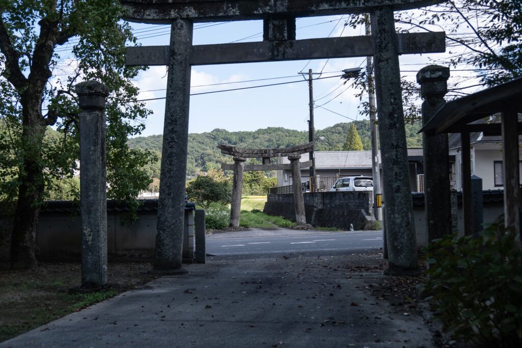 田染元宮八幡神社の鳥居、その先に見えた山
