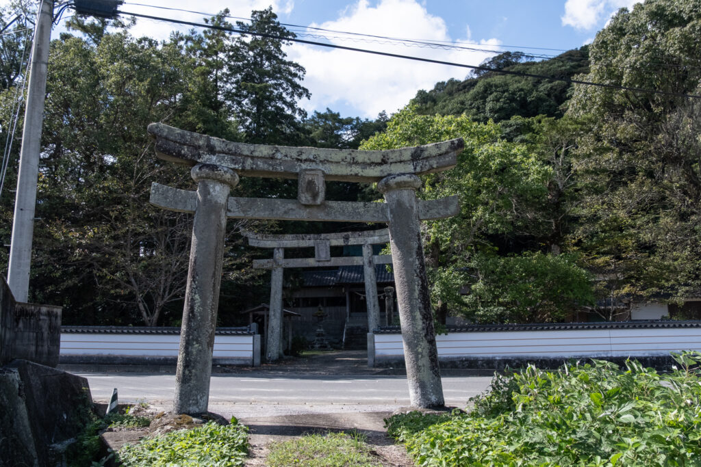 田染元宮八幡神社の鳥居、その先に見えた山