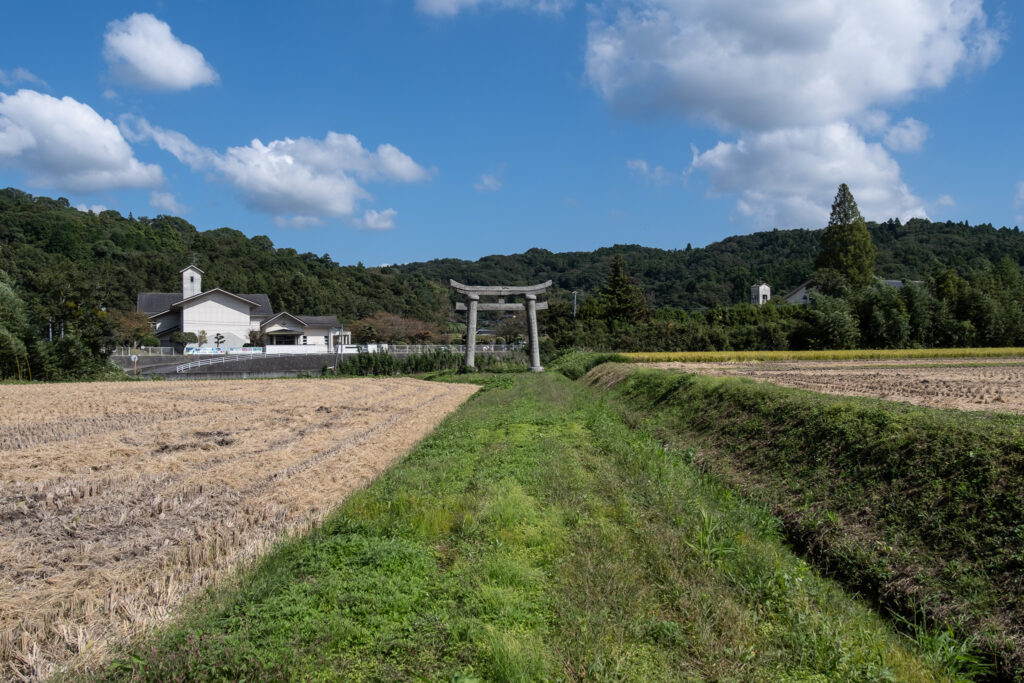 田染元宮八幡神社の鳥居、その先に見えた山