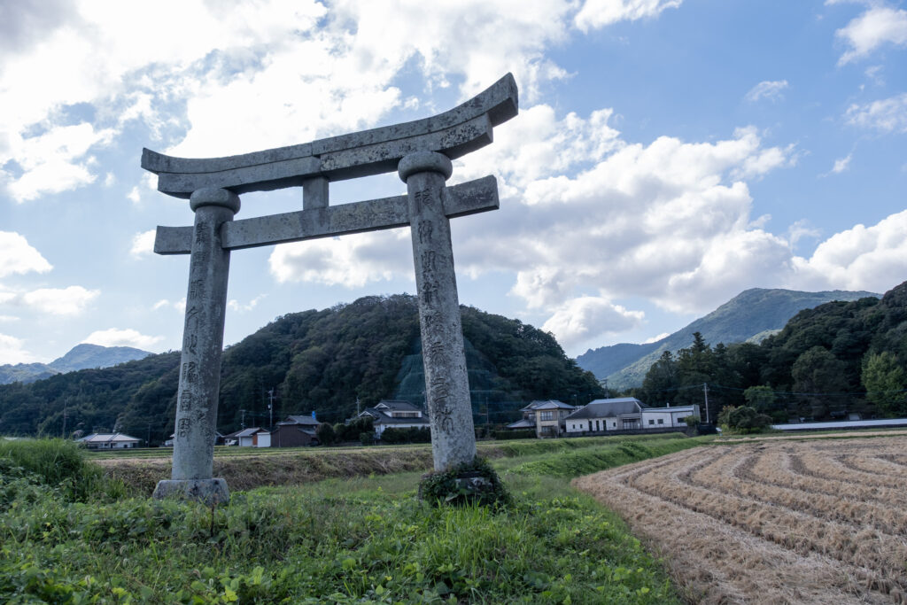 田染元宮八幡神社の鳥居、その先に見えた山