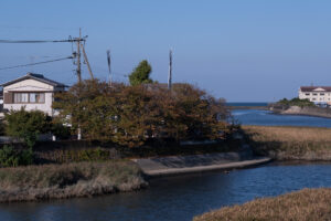 海と河口のそばにある、新大塚八社神社へ